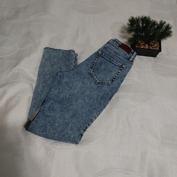 Hollister High Rise Ripped Jeans - Picture 6 of 8